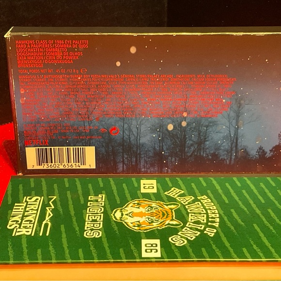M·A·C X STRANGER THINGS Hawkins Class of 1986 Eye Palette - Picture 3 of 15
